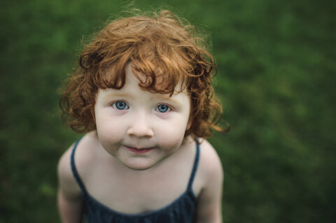 Porträt eines Kleinkindes mit roten Haaren, lizenzfreies Stockfoto