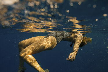 Unterwasseransicht einer schwimmenden Frau, Oahu, Hawaii, USA - ISF01459