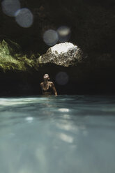 Junge Frau im Pool in den Meerjungfrauenhöhlen, Oahu, Hawaii, USA - ISF01467