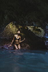 Junge Frau im Pool in den Meerjungfrauenhöhlen, Oahu, Hawaii, USA - ISF01468