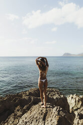 Rückansicht einer Frau im Bikini mit Blick auf das Meer, Oahu, Hawaii, USA - ISF01493