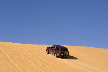 SUV auf Sanddünen, Erg Awbari, Wüste Sahara, Fezzan, Libyen - ISF01548