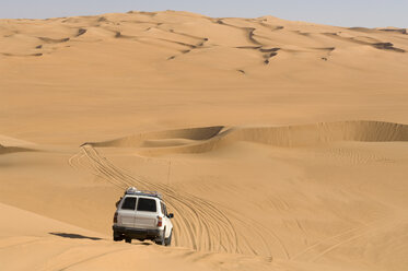 SUV auf Sanddünen, Erg Awbari, Wüste Sahara, Fezzan, Libyen - ISF01549