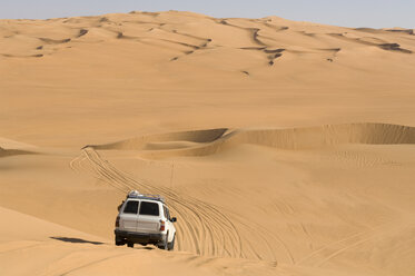 SUV on sand dunes, Erg Awbari, Sahara desert, Fezzan, Libya - ISF01549