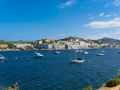 Spanien, Balearische Inseln, Mallorca, Bucht von Santa Ponca, Hotels im Hintergrund, lizenzfreies Stockfoto