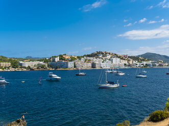 Spanien, Balearische Inseln, Mallorca, Bucht von Santa Ponca, Hotels im Hintergrund - AMF05743