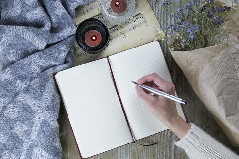 Hand of woman writing in notebook - JUNF01052