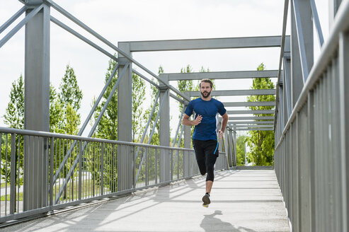 Mann läuft auf einer Brücke - DIGF04241