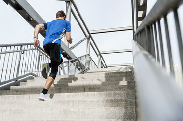 Mann läuft Treppe hoch - DIGF04243