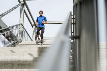 Mann läuft Treppe hinunter - DIGF04244