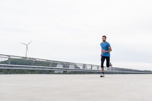 Mann läuft auf einem Parkdeck - DIGF04257