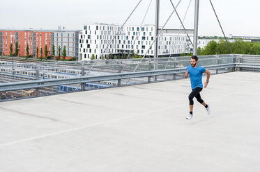 Mann läuft auf einem Parkdeck - DIGF04258