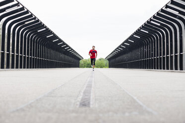 Mann läuft auf einer Brücke - DIGF04271