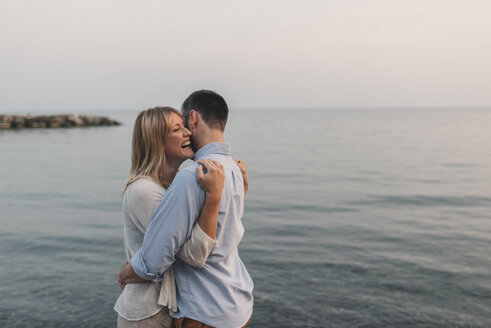 Romantisches Paar, das sich am Ontariosee umarmt, Toronto, Kanada - ISF01559