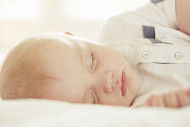 Baby boy sleeping, close-up - CUF07831