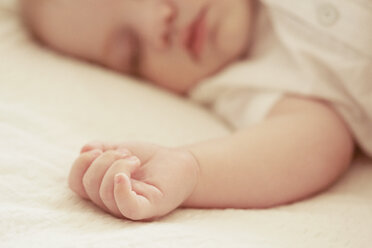 Baby boy sleeping, close-up - CUF07832