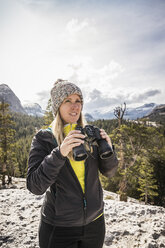 Frau mit Fernglas, Yosemite National Park, Kalifornien, USA - CUF07869