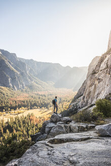 Mann auf Felsen mit Blick auf den Wald im Tal, Yosemite-Nationalpark, Kalifornien, USA - CUF07878