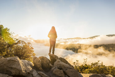 Rückansicht einer Frau mit Blick auf den Nebel im Tal bei Sonnenaufgang, Yosemite-Nationalpark, Kalifornien, USA - CUF07883