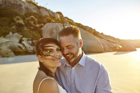 Porträt eines reifen Paares, am Strand, lächelnd, Kapstadt, Südafrika - CUF07906