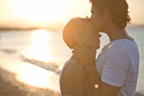 Küssendes Paar am Strand, lizenzfreies Stockfoto