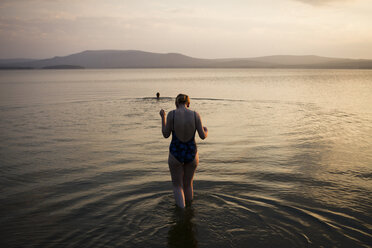Frau geht im flachen Wasser, Nizny Tagil, Russland - CUF07961