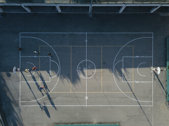 Overhead view of friends on basketball court playing basketball game - CUF07971