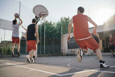 Freunde auf dem Basketballplatz beim Basketballspiel - CUF07974