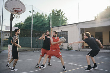 Freunde auf dem Basketballplatz beim Basketballspiel - CUF07975