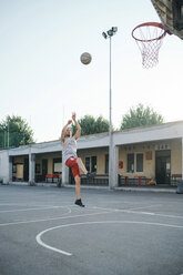 Mann springt für Basketballkorb - CUF07977