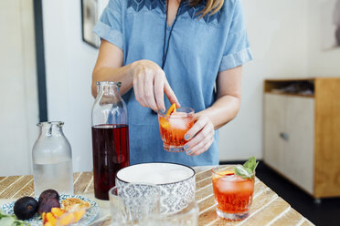 Frau bei der Zubereitung eines Cocktails - ISF01678