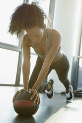 Young woman working out in gym, using gym equipment - ISF01729