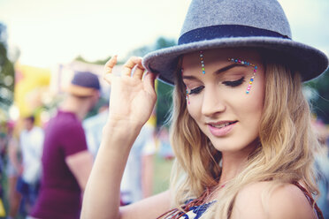 Young woman in trilby at festival - ISF01764