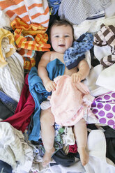Baby Mädchen liegend auf Wäsche - ISF01808