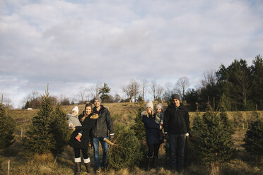 Eltern und kleine Mädchen in einer Weihnachtsbaumfarm, Cobourg, Ontario, Kanada - ISF01829