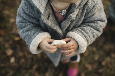 Kleines Mädchen hält ein Stück Brot - ISF01833