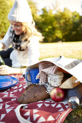 Junge Frau beim Picknick im Park liegend - ISF01844
