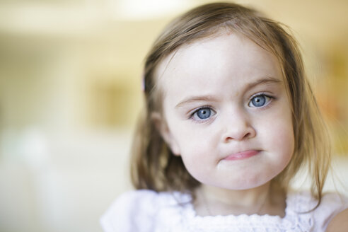Porträt eines blauäugigen weiblichen Kleinkindes, das auf die Lippe beißt - ISF01879