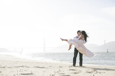 Romantischer Mann mit Freundin im Arm am Strand, San Francisco Bay, USA - ISF01890
