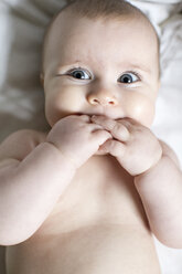 Porträt eines kleinen Mädchens, Finger im Mund, Draufsicht - ISF01893