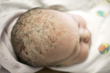 Nahaufnahme eines neugeborenen, in eine Decke eingewickelten, schlafenden Mädchens - ISF01903