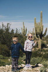 Junge und Mädchen halten sich an den Händen, Wadell, Arizona, USA - ISF01913