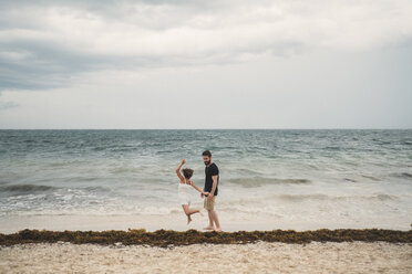 Vater und Tochter spielen am Strand, Cancun, Mexiko - ISF01915