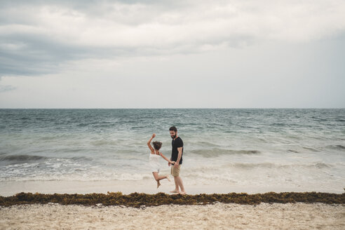 Vater und Tochter spielen am Strand, Cancun, Mexiko - ISF01915