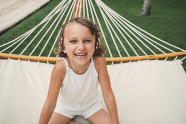 Girl smiling in hammock - ISF01918