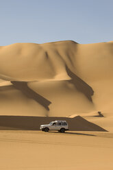 SUV on sand dunes, Erg Awbari, Sahara desert, Fezzan, Libya - ISF01920