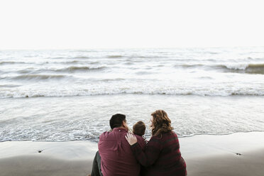 Rückansicht von Mutter und Vater am Strand sitzend - ISF01932