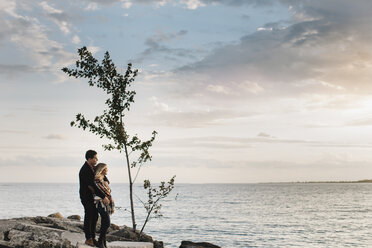 Junges Paar steht auf Felsen am Meer und betrachtet die Aussicht - ISF01942
