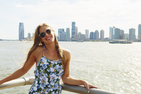 Porträt einer jungen Frau am Ufer der Skyline, New York, USA - ISF01963