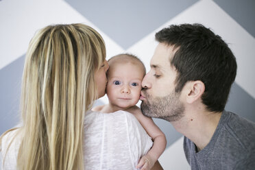 Über die Schulter Blick auf Mitte erwachsenen Paar küssen Baby Sohn auf die Wange - ISF02004